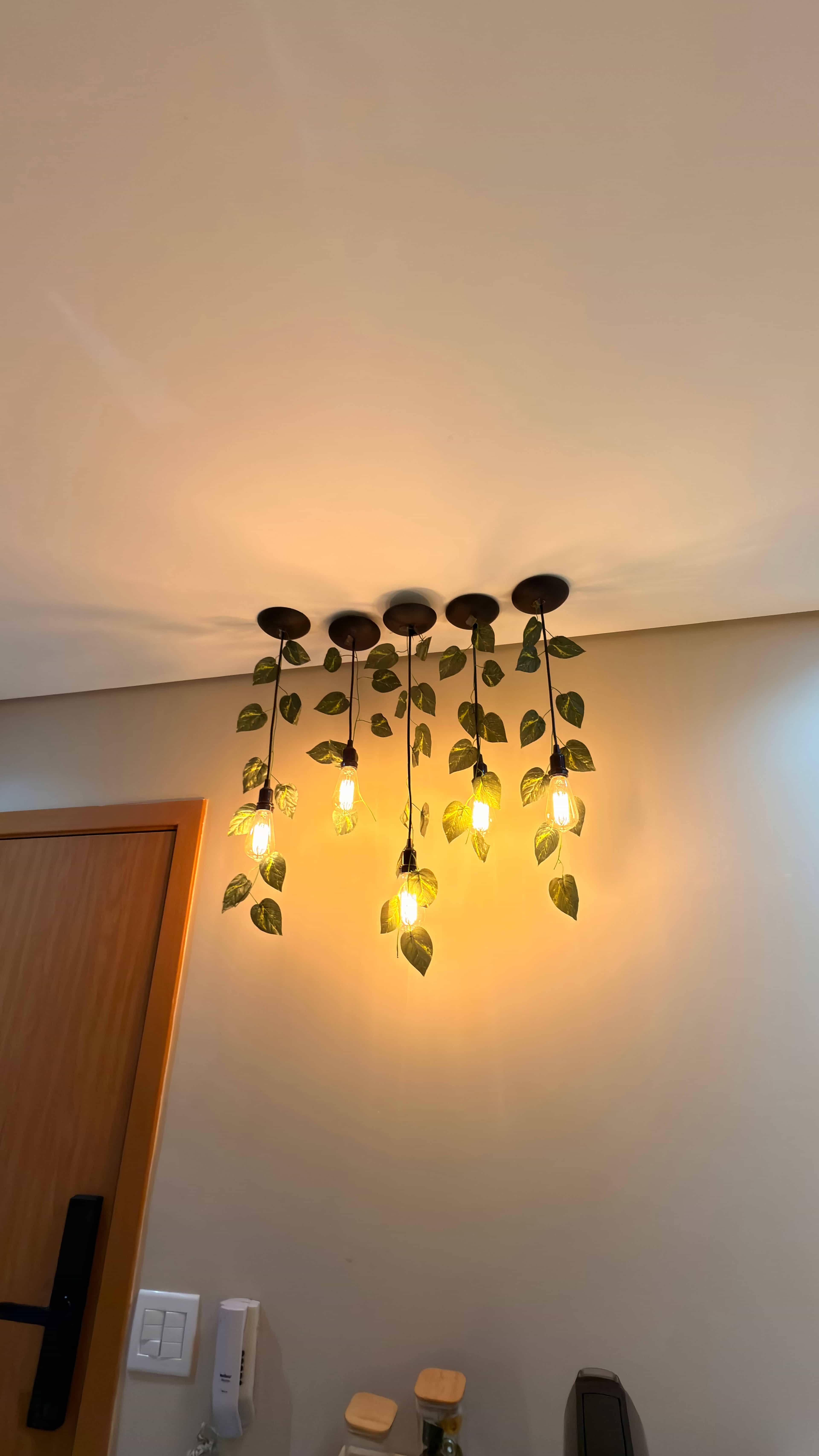 Ambiente acolhedor do Sollere Studio com luminária decorativa de folhas e luz quente