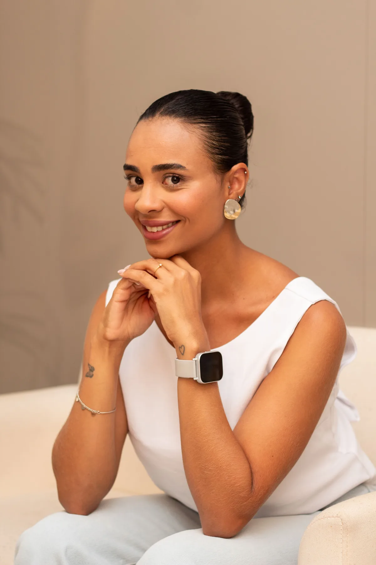 Thainá Silva, esteticista e fundadora do Sollere Studio, sorrindo no estúdio em Belo Horizonte