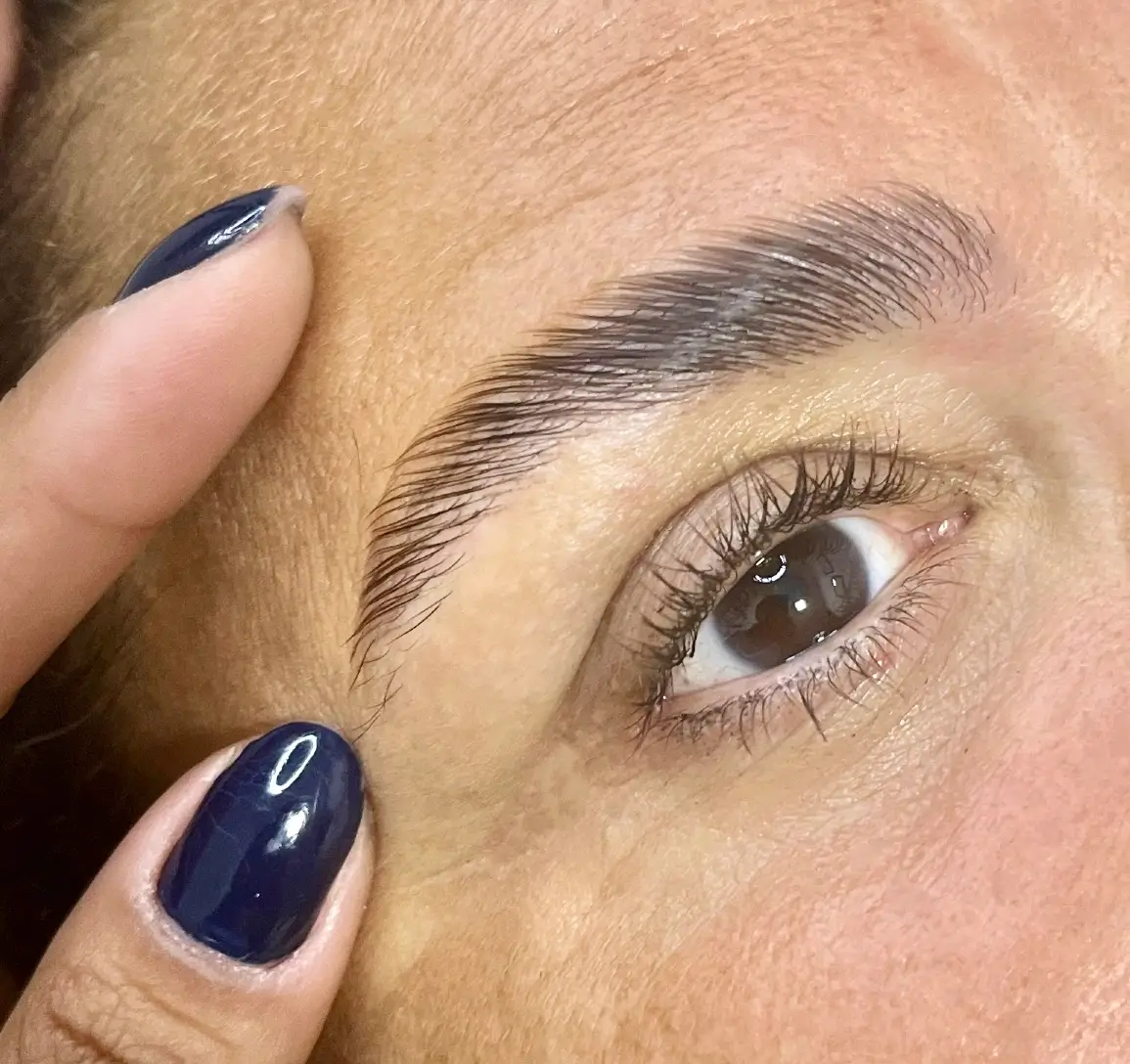 Resultado de brow lamination - sobrancelhas alinhadas e volumosas com efeito natural